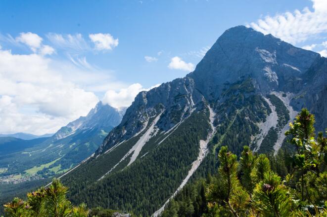 Toll ist auch der Blick über die Sonnenspitzwestwand zum Zugspitzmassiv über dem Ehrwalder Talkessel.