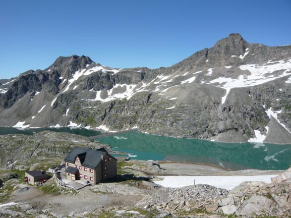 Duisburger Hütte mit Blick auf den Wurtenspeicher, Schwarzseekopf (links) und Weißseekopf (rechts)