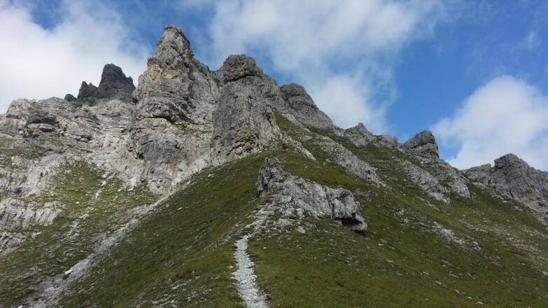 Auf den Wegpassagen helfen Markierungen bei der Orientierung.