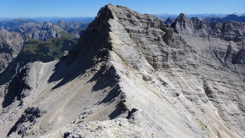 Der Gratverauf hinunter in den Schlauchkarsattel und weiter zur Birkkarspitze.