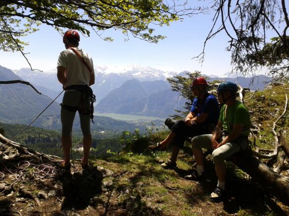 Am Beginn der Abseilpiste mit Blick auf Hallstätter See und Dachstein