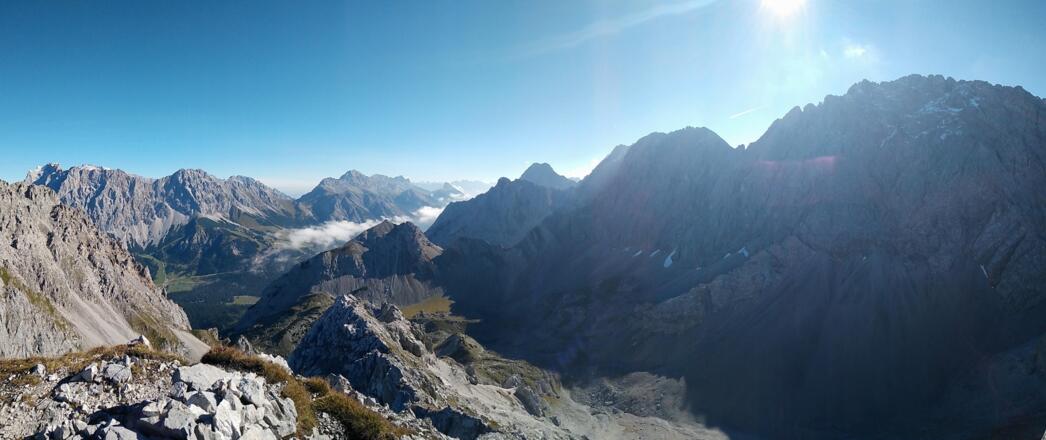 Ausblick vom Hauptgipfel in das Brendlkar