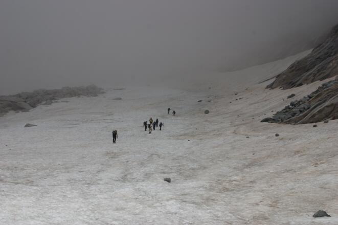 Am sogenannte Gletscherweg , am Ende der Mulde trifft man meist auf letzte Scheefelder. Der Rotbachgletscher hat sich schon weit zurückgezogen