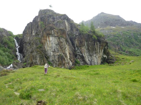 Kletterfelsen mit gebohrten Routen wird rechts umgangen