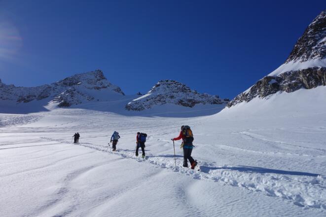Aufstieg über den Sommerwandferner. Die Mittlere Kräuspitze ist der höchste und dominierende Gipfel in dieser Geländekammer.