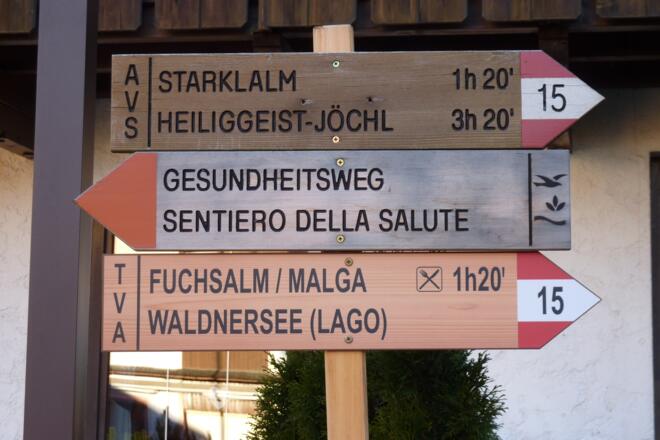 Wegweiser in Kasern