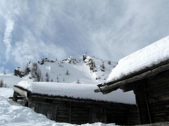 Unterhalb der Ultenspitze geht es vorbei und man erreicht ein paar kleine Hütten.