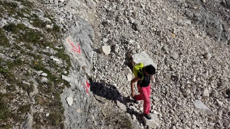 ... führt in eine Schotterrine.