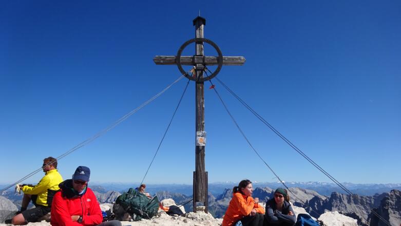 ... Birkkarspitze (2749 m), dem höchsten Karwendelgipfel. Ganz ganz hinten Großglockner und Großvenediger.