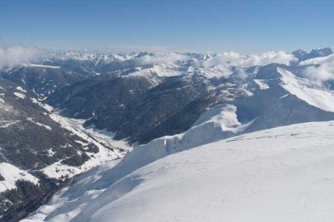 Tiefblick auf die österreichische Seite ins Bergsteigerdorf Innervillgraten.