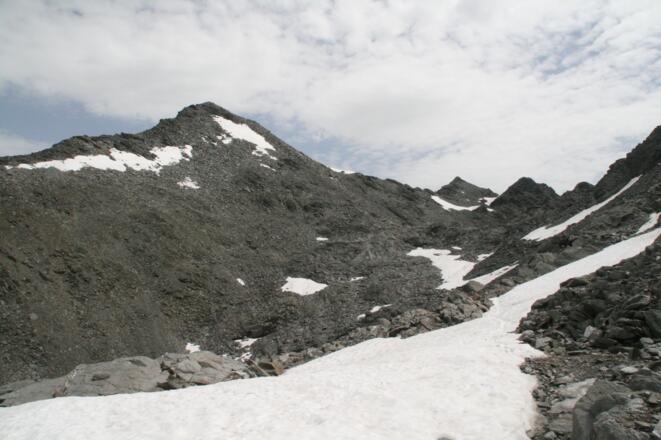 Steile Altschneefelder zwischen Bärenlueg Scharte und Dreieckspitze halten sich bis in den Sommer.