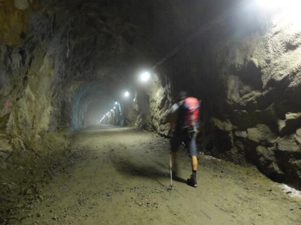 Einige Minuten geht es durch einen beleuchteten Tunnel.