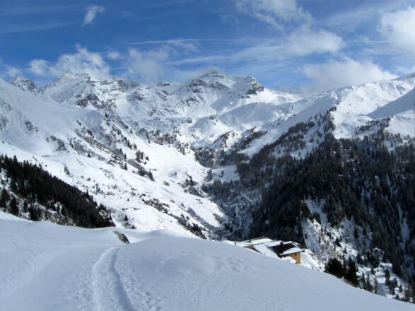 Zurück geht es über bekannte Pfade. Unten ist die Zehenter Alm schon wieder in Sichtweite.