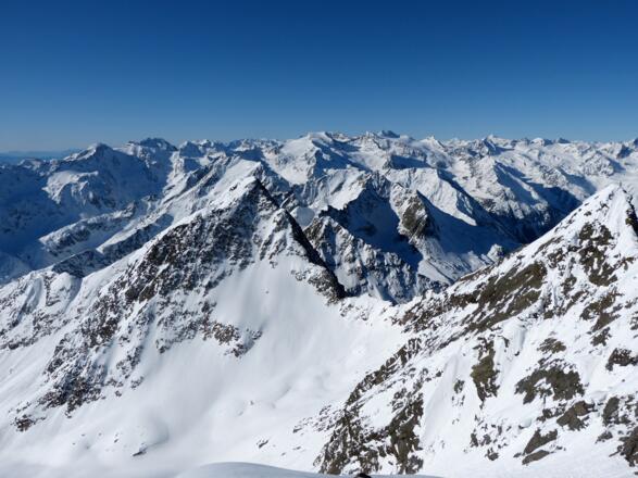 Herrliche Ausblicke auf die restlichen Stubaier im letzten Drittel der Rinne.