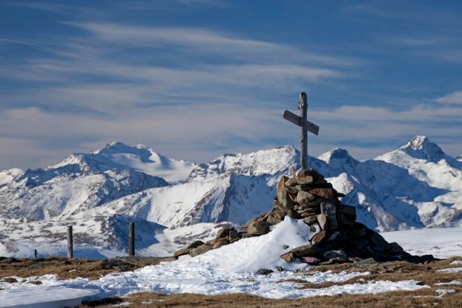 Gipfelkreuz auf der Zechnerhöhe mit Hochalmspitze (links hinten) & Gr. Schober (rechts hinten)