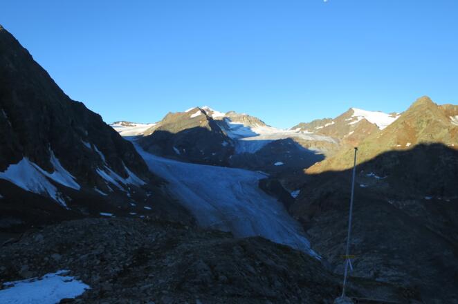 Start bei der Braunschweigerhütte, die Hohen Wände sind rechts der Wildspitze erkennbar.