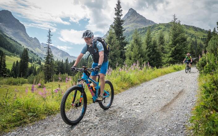 Im Hintergrund der Patteriol, Hausberg der DAV-Sektion Konstanz