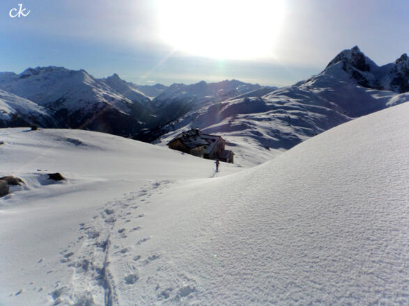 Die Hütte lugt endlich hervor.