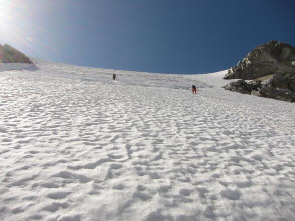 Einen Mix aus Sulzschnee, Firn und über ca. 50 Hm Blankeis bietet die Nordflanke an diesem Tag. Besonders wichtig: Die Route ist relativ steinschlagsicher.