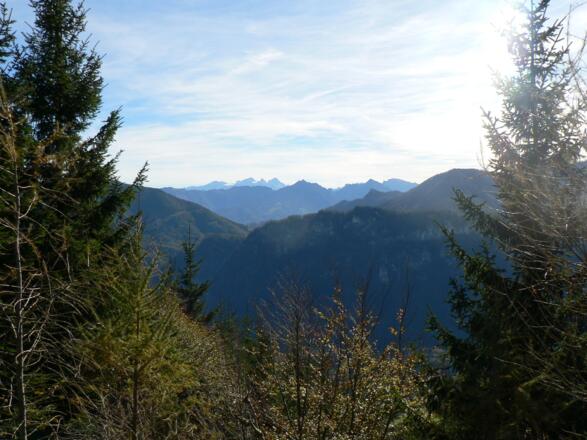 ...mit überraschenden Ausblicken ins Alpenvorland und zum Dachstein