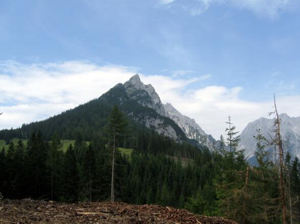 Der Hundskopf kommt ins Blickfeld. Aus dieser Perspektive sieht man schön, woher dieser Gipfel seinen Namen hat.