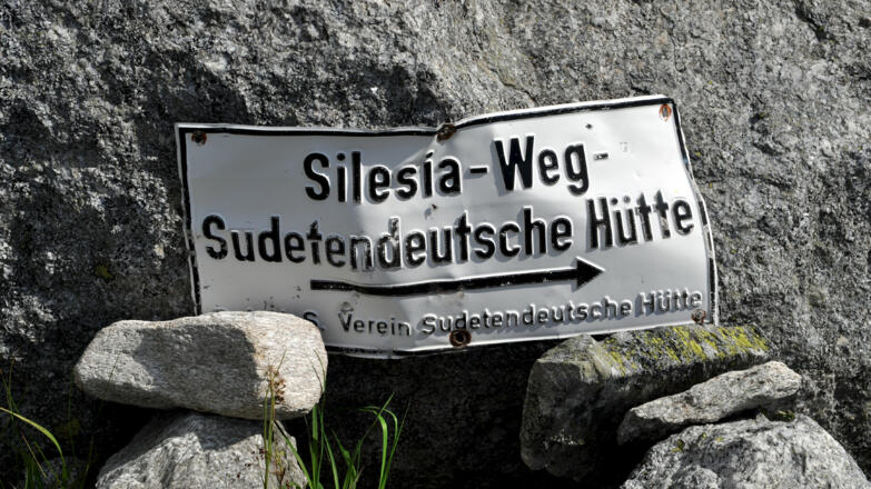 Alter Wegweiser im Grund