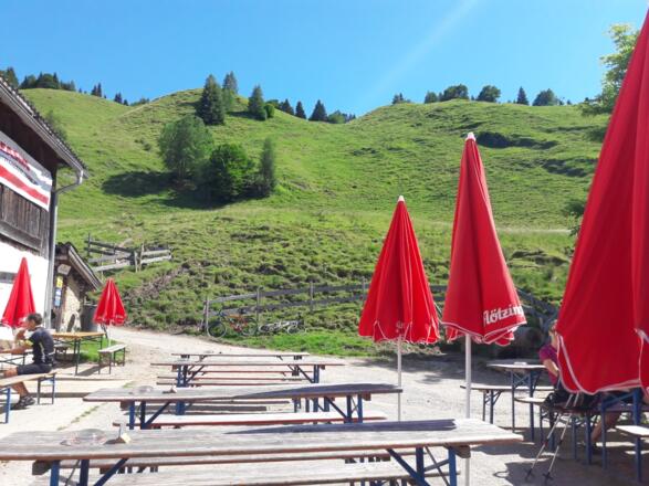 Der Blick zum Gipfel von der Hütte aus