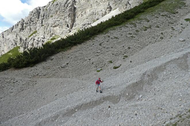 Im Kar unter dem Weittalsattel entsteht der Nachschub für die Schottergrube im Tal