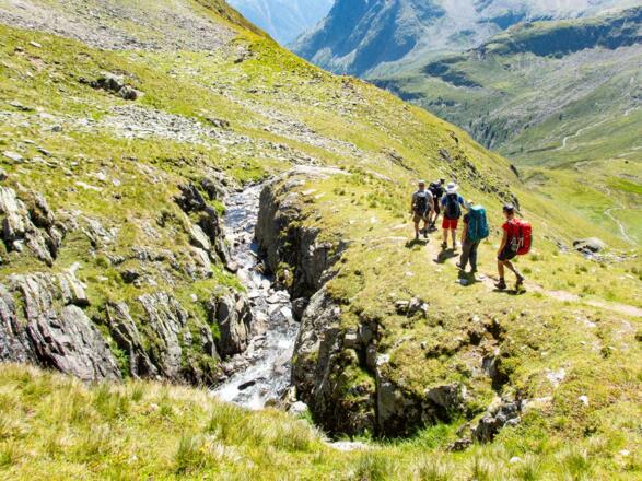 Am Abfluss des Weißer Sees geht es bergab weiter.