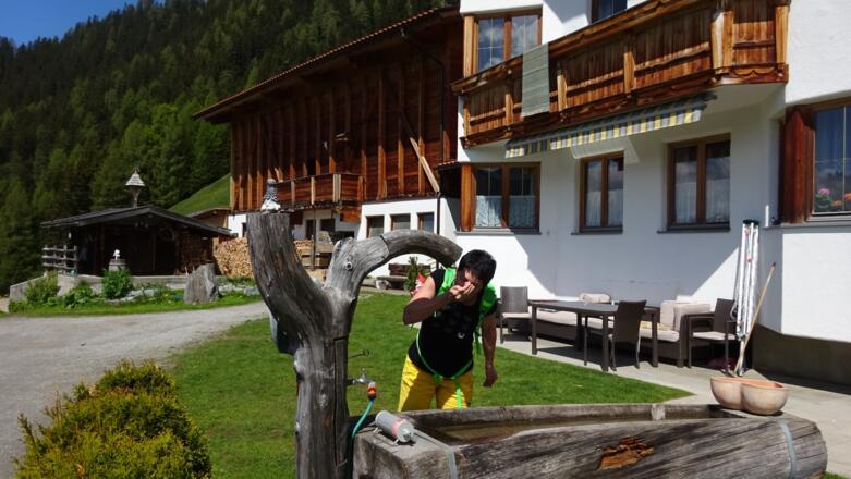 ... zum Hochgeneinerhof (mit Brunnen).