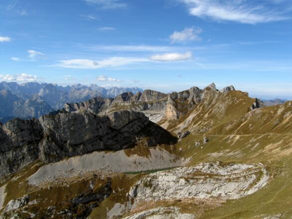 Der Grubasee malerisch eingerahmt von Grubalackenspitze und Roßkopf.