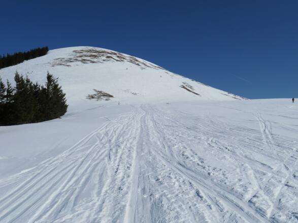 Hinter dieser Kuppe steht das Gipfelkreuz