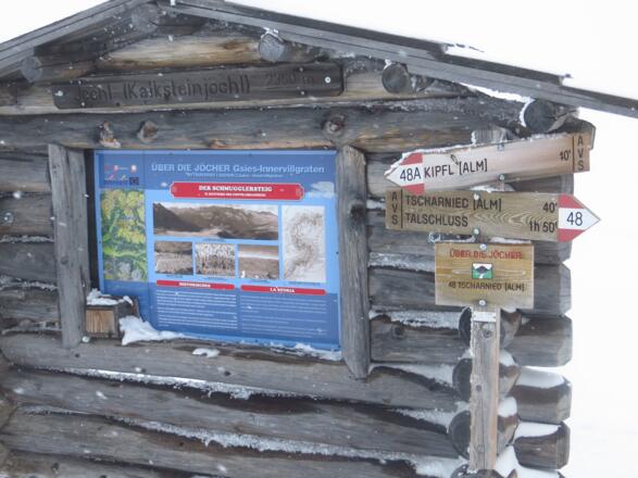 Die Hinweistafel am Kalkstein Jöchl