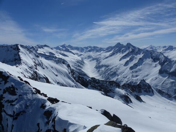 Grandioses Panorama ins Zillergründl - ganz hinten rechts der Rauchkofel.