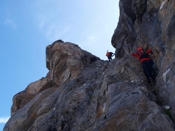 Bergsteiger in der versicherten Kletterstelle