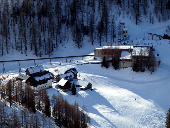 Wurzeralm, Hütten und Liftstation