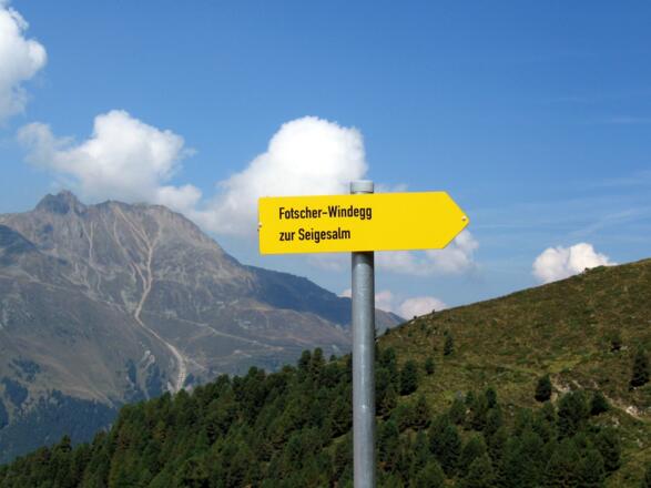 Das Schild hinter der Juifenalm zeigt unmißverständlich den Weg. Im Hintergrund der Freihut