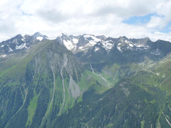 Blick auf die hohen Stubaier Berge mit Ruderhofspitze, Östl. Seespitze, Knorrkogel, usw.