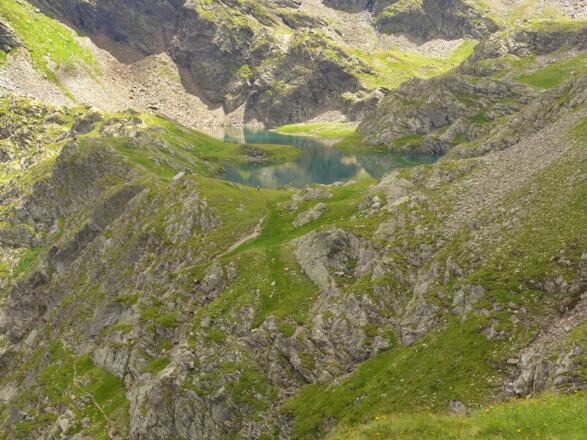 Der Geigensee beim Aufstieg zum Pumpersee, links unten zu erkennen der Steig zum Pumpersee