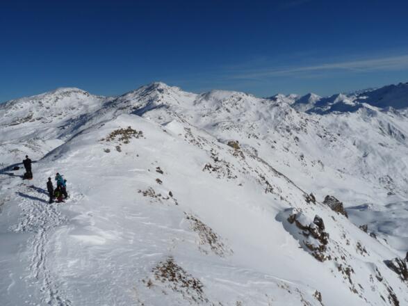 Blick vom Gipfel nach Norden auf Grünberspitze und Rosenjoch.