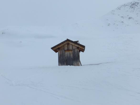Markantes Hüttchen oberhalb des Wetterkreuzes