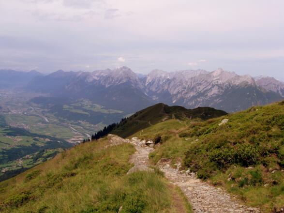 Rückblick über den Steig. Im Hintergrund das Inntal.