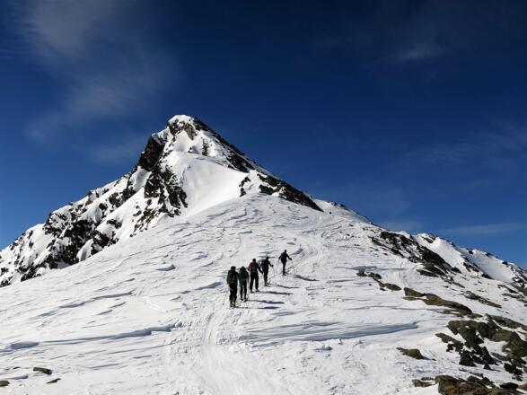 Windzeichen am Ostrücken zum Zischgeles (3004 m).