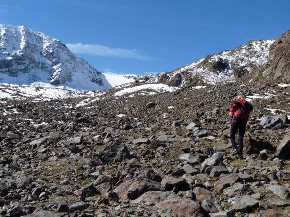 Etwas mühsam ist der Anstieg über das Gletschervorfeld. Im Hintergrund ist bereits der Riffelferner erkennbar.