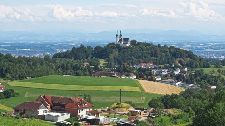 Pöstlingberg, dahinter das Alpenvorland