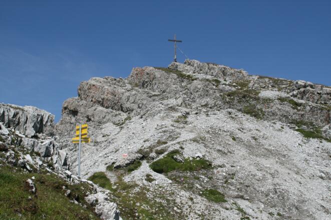 Die Hochtennspitze ist im Gegensatz zum Ampferstein und Marchreisenspitze ohne alpintechnische Schwierigkeiten zu erreichen.