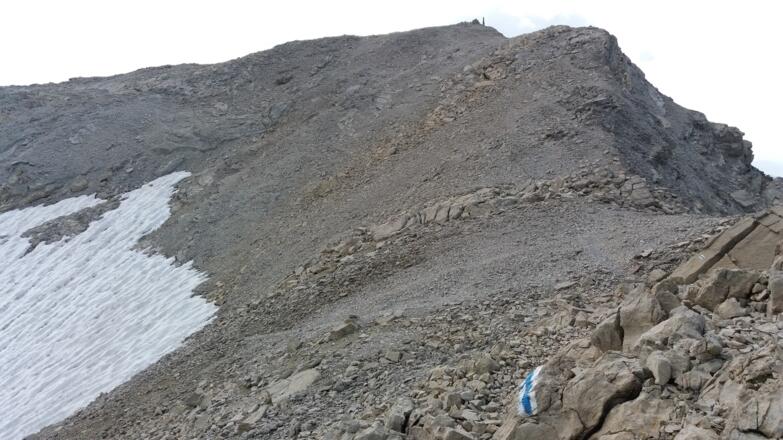 Erster Blick auf die Schmalseite des Gipfelkreuzes.