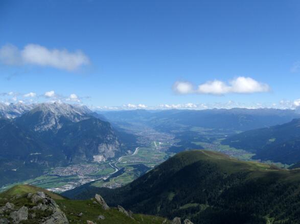 Blick ins untere Inntal und über Innsbruck. Davor das Rangger Köpfl.