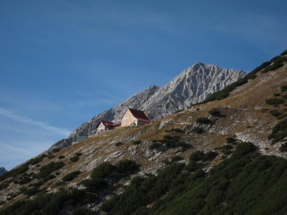 In der Bewirtschaftungszeit ist ein Abstecher zur Bettelwurfhütte klar zu empfehlen. Hinten die Speckkarspitze.
