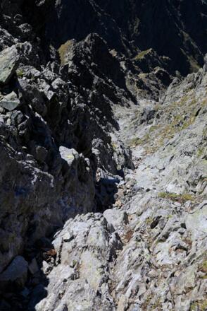 Die Gipfelschlucht, gesehen im Abstieg (ist deutlich steiler, als es in dieser Perspektive erscheint!)